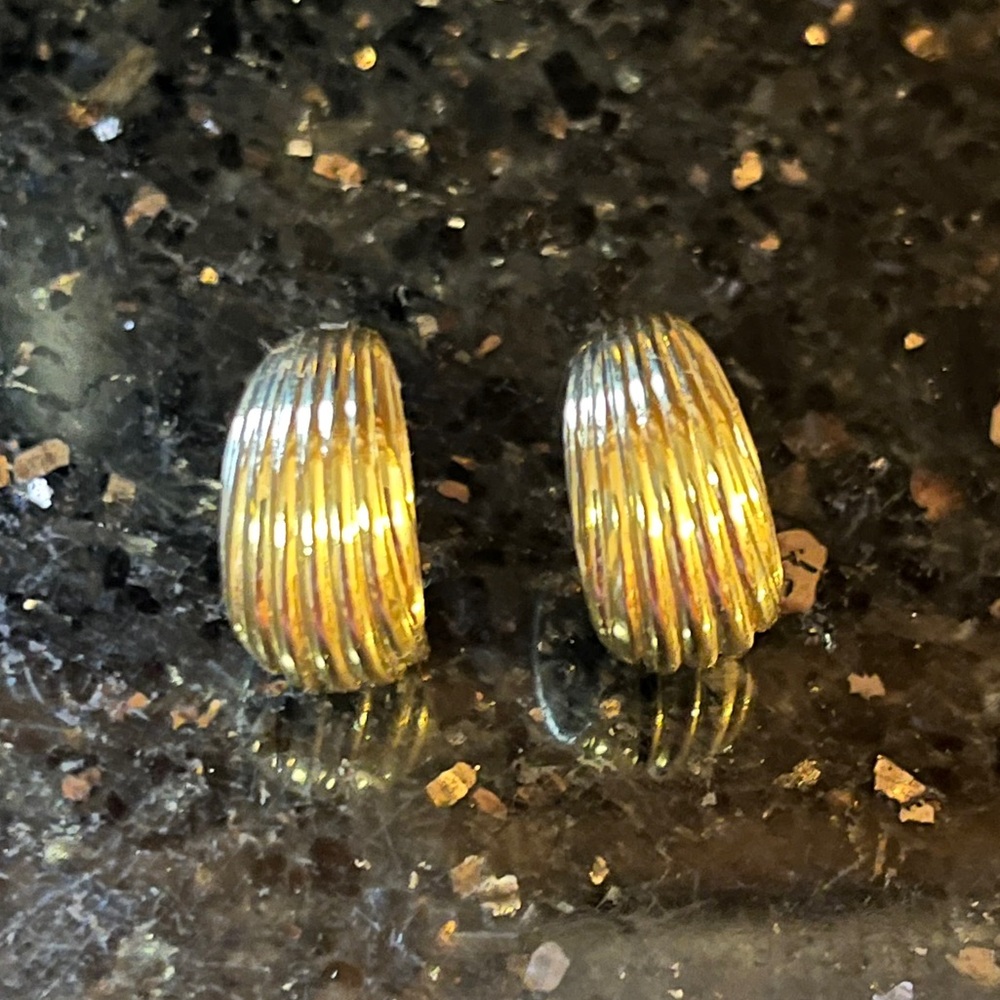 Vintage Gold Tone Ribbed Hoop Earrings